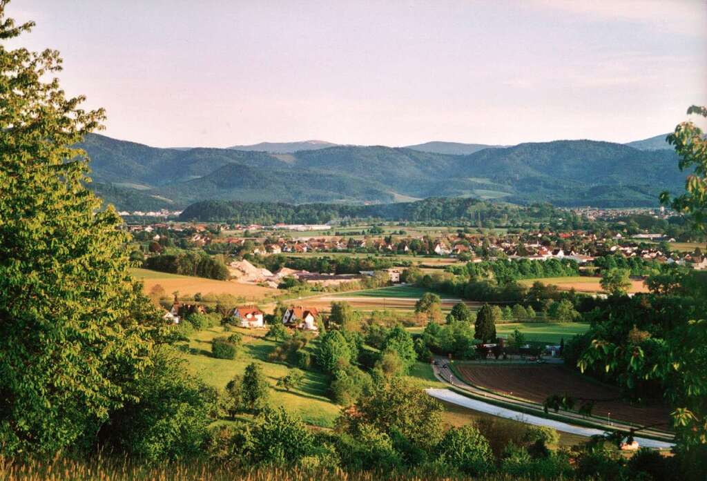 "Wir lieben diesen Platz auf der Wilhelmshhe bei Windenreute. Unsere Kinder bzw. Enkel spielen gern am Waldrand und wir, die Groeltern, genieen den herrlichen Ausblick in die Freiburger Bucht. Die Kette der Schwarzwaldberge im Hintergrund bieten einen Hochgenuss zu jeder Jahreszeit" (Philpp Gnther, Sexau)