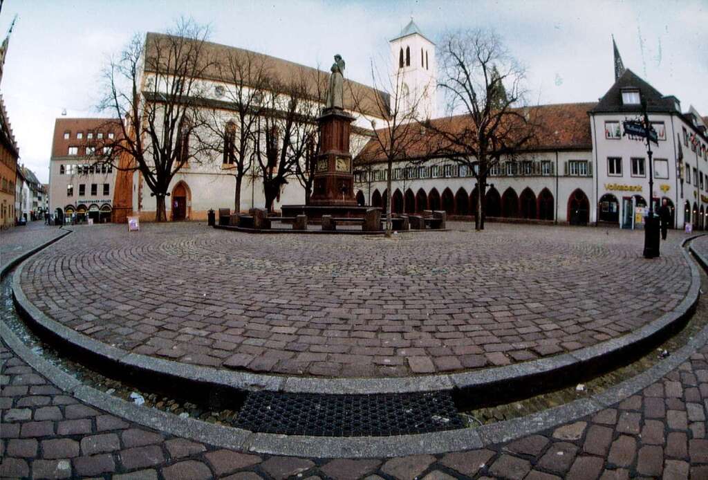 "Mein Lieblingsplatz ist der Rathausplatz in Freiburg. Dieser zentrale Platz ist fast stndig von hektischen Leuten uerst lebhaft frequentiert. Nur an einem trben Sonntagmorgen ist er ruhig und so vllig anders als sonst. Er ist dann menschenleer und besinnlich" (Dieter Demharter, Freiburg)