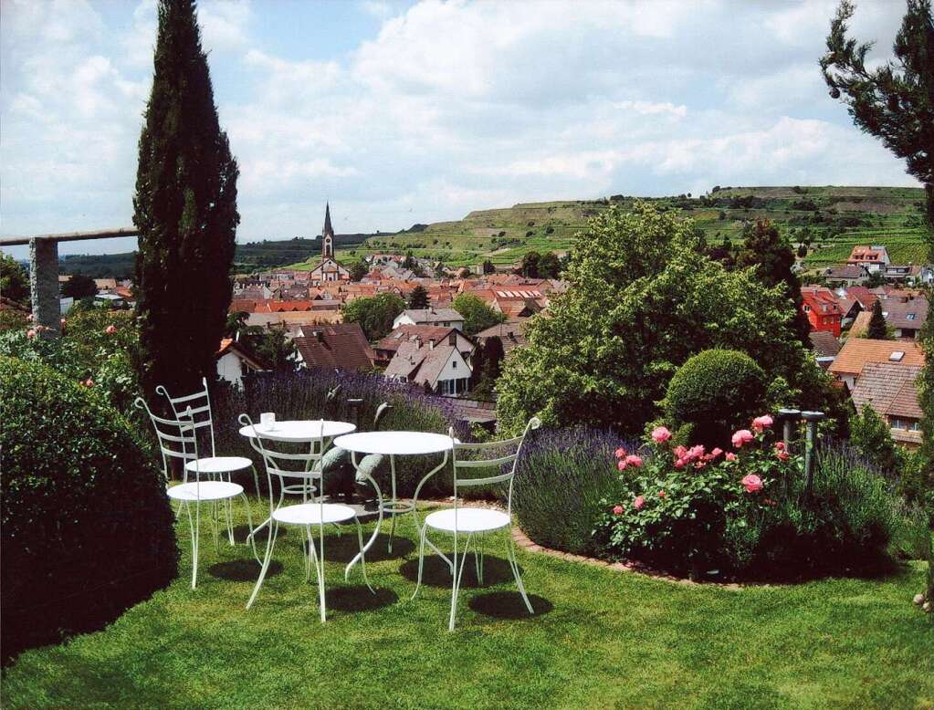 "Mein Lieblingsplatz ist mein Garten, weil ich von da aus ber Ihringen auf die Weinberge und Vogesen schauen kann - tolle Sonnenuntergnge, der beste Platz, um ein Glas Sekt zu genieen" (Gerda Schiefer, Ihringen)