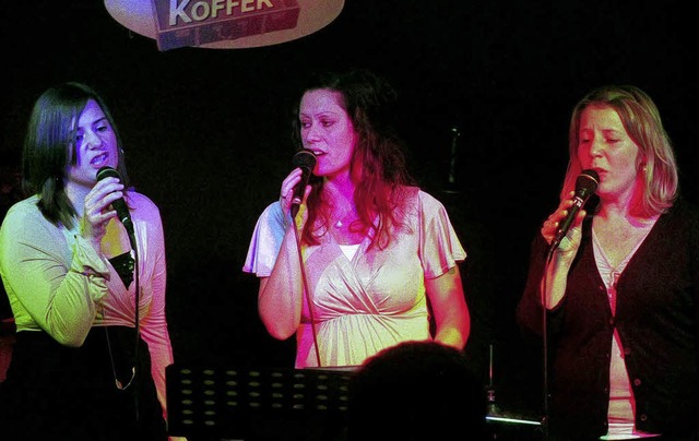 Marion Matter (Mitte), untersttzt von Tanja Engel und Jessica Sohn    | Foto: Wolfgang Knstle