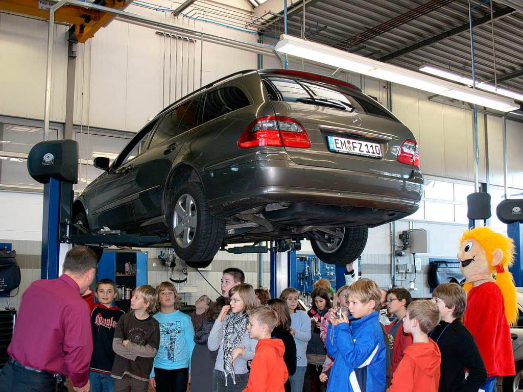 Die Kinder in der Autowerkstatt der Firma Schmolck.