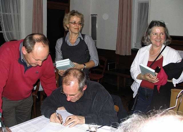 Anton Martin signiert sein Buch &#8222...eschichte von Richard Sichler widmet.   | Foto: Ines Bode