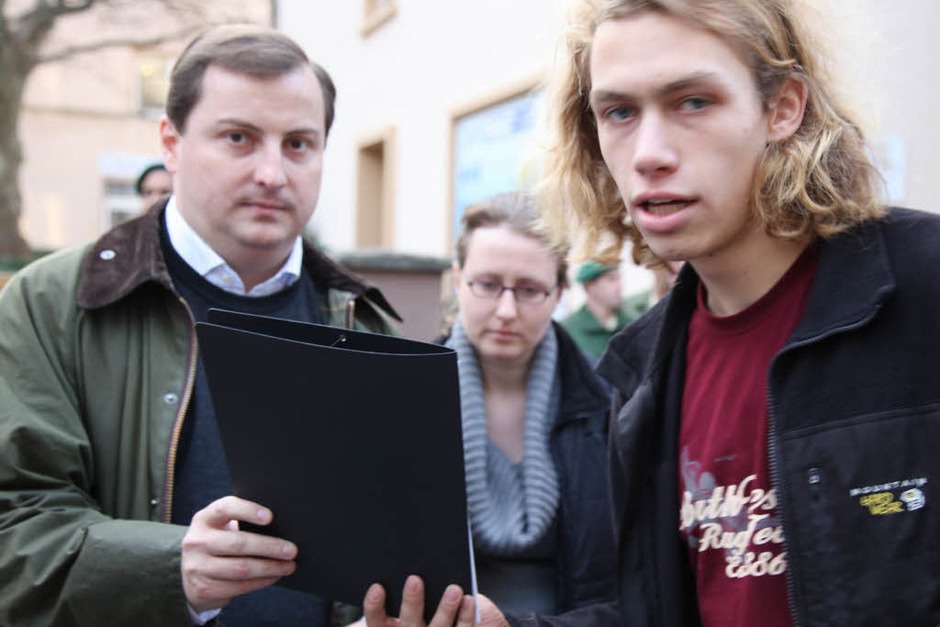 Studenten übergeben ihre Forderungen an Daniel Sander von der CDU (links). (Foto: Dominic Rock) Studenten übergeben ihre Forderungen an Daniel Sander von der CDU (links). (Foto: Dominic Rock)