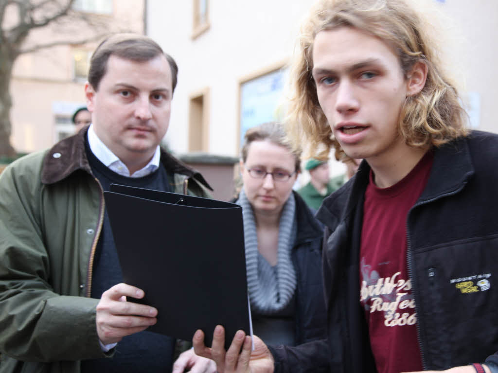 Studenten bergeben ihre Forderungen an Daniel Sander von der CDU (links).