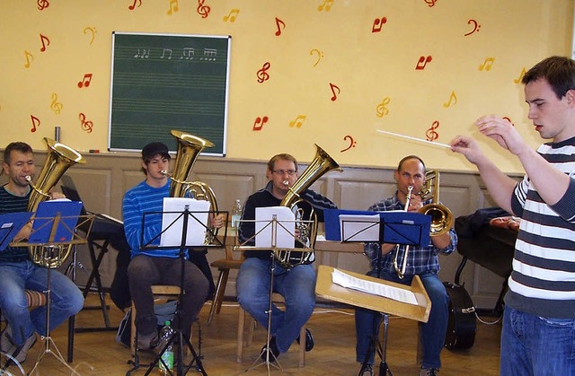 Wechselweise dirigieren die Musikerinnen und Musiker das bungsorchester  | Foto: Karla Scherer