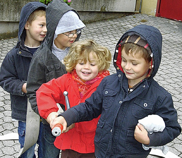 Kinder der SOS-Kindertagessttte   ben mit der Feuerwehr.   | Foto: privat