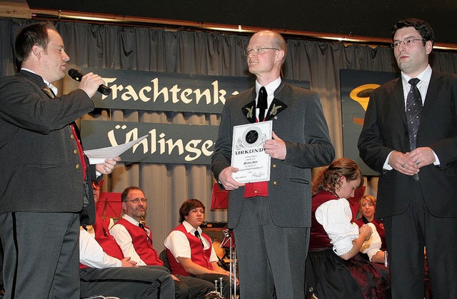 Ehrung bei der Trachtenkapelle (von li...eder, Markus Isele  und Daniel Ebi.     | Foto: Birgit Rde