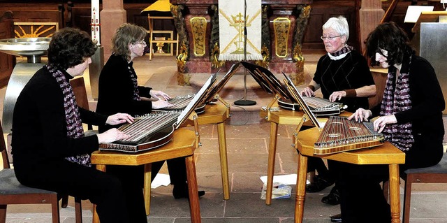 Die vier Zitherspielerinnen des Ortenauer Ensembles Zith-A5 bei ihrem Auftritt.   | Foto: Wolfgang Knstle