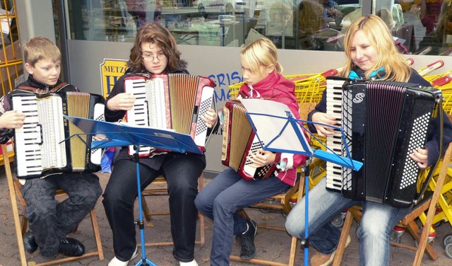 Vier Jungmusikanten vom HOM spielten b...chenverkauf auf dem Rathausplatz auf.   | Foto: Georg Diehl
