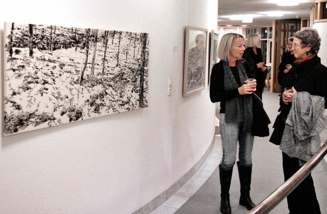 Kunst im Amt:  Besucherinnen  in der Kunstausstellung      | Foto: Kreismedienzentrum Freiburg