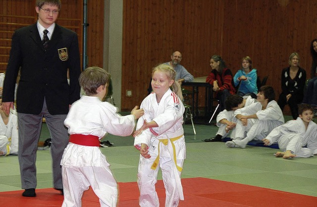 Auch die kleinen Judoka zeigten schon beachtliches Knnen.   | Foto: Frey