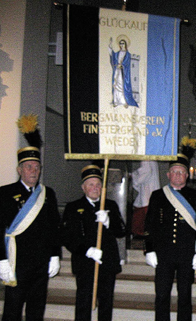 Fahnentrger vor Beginn der Gottesdien...er gut besuchten  Allerheiligenkirche.  | Foto: Nitschmann