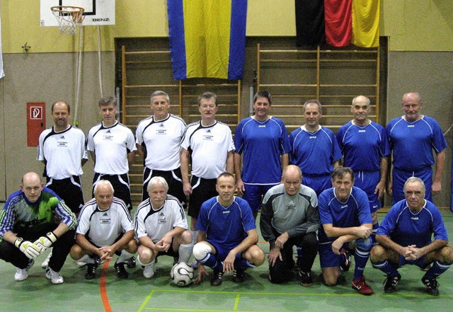 Die -50-Mannschaften des FC Emmending...chwarze Trikots) und des SV Waldkirch   | Foto: Dietmar Krbs