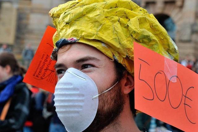 Audimax-Besetzer: Demonstration im Schutzanzug