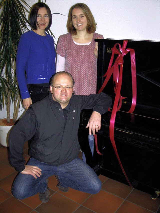 Sandra Trebes-Leber (links) und  Tanja... zusammen mit Sponsor Claudio Labianca  | Foto: pr