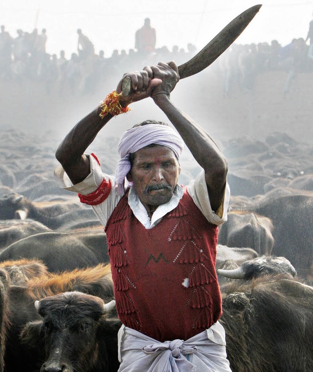 Dieser Mann ist einer von 250 Schlacht...l der Glubigen mit Schwertern tten.   | Foto: AFP