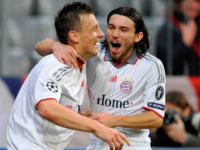 Danjiel Pranjic (r) und Ivica Olic vom...rn Mnchen jubeln nach dem 1:0 Treffer  | Foto: dpa
