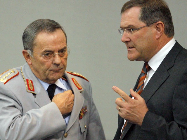 Der frhere Verteidigungsminister Fran...fgang Schneiderhan stehen unter Druck.  | Foto: dpa
