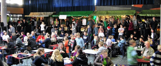 Auch die  Aula des Faust-Gymnasiums war in den Weihnachtsmarkt eingebunden.   | Foto: Felix Jehle