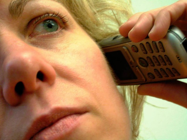 Machen Handys krank? Viele Menschen f...htigt durch elektromagnetische Felder.  | Foto: Markus Donner