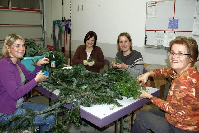 Weihnachtsschmuck und Leckereien