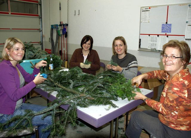 Zum Weihnachtsschmuck gehrt natrlich Tannenreisig.   | Foto: Grttinger