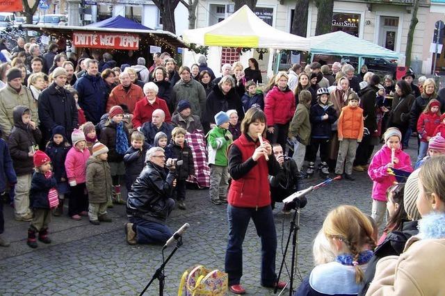 Weihnachtliches Flair auf dem Kirchplatz