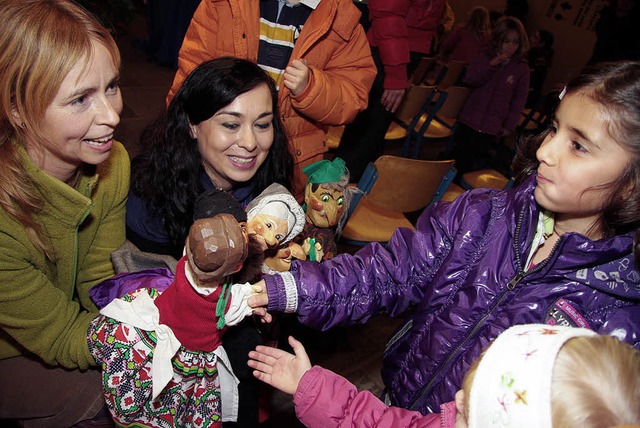 Kinder freuen sich mit dem Kasperle auf Weihnachten.  | Foto: S.Decoux-Kone