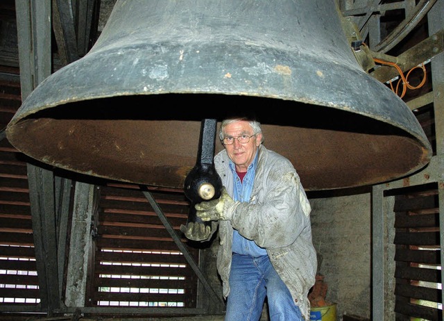 Alfred Kozumplik kalibriert eine Glocke auf dem Glockenturm der Christuskirche  | Foto: Ralf H. Dorweiler