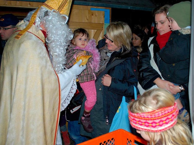 Das war wie immer: Der Nikolaus verteilt Weckmnner  | Foto: Sylvia-Karina Jahn