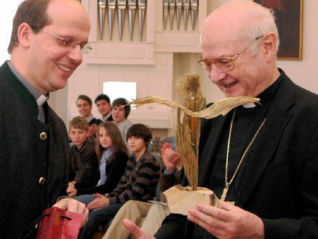 Ein Engel begleitete den Erzbischof au...telt hatte ihn eine Kollegsschlerin.   | Foto: Michael Becker