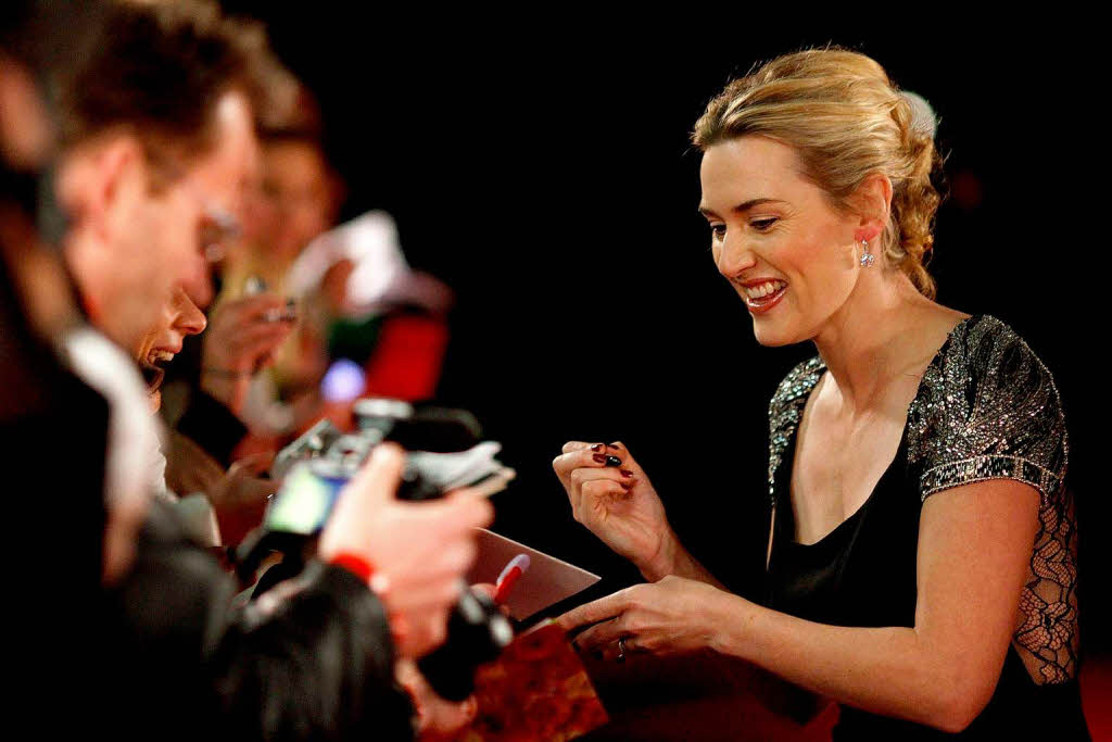 Beste Schauspielerin international: Die britische Schauspielerin Kate Winslet beim Autogramme schreiben. Beste Schauspielerin international: Die britische Schauspielerin Kate Winslet beim Autogramme schreiben.
