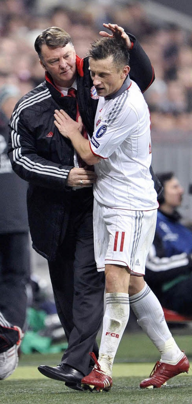 Bayern Mnchens Trainer  Louis van Gaa...h beim Siegtorschtzen   Ivica Olic.    | Foto: dpa