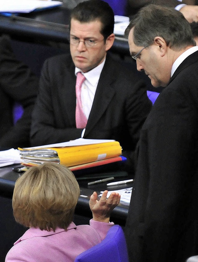 Bundesverteidigungsminister Karl-Theod...ung (CDU)  am Donnerstag im Bundestag   | Foto: dpa