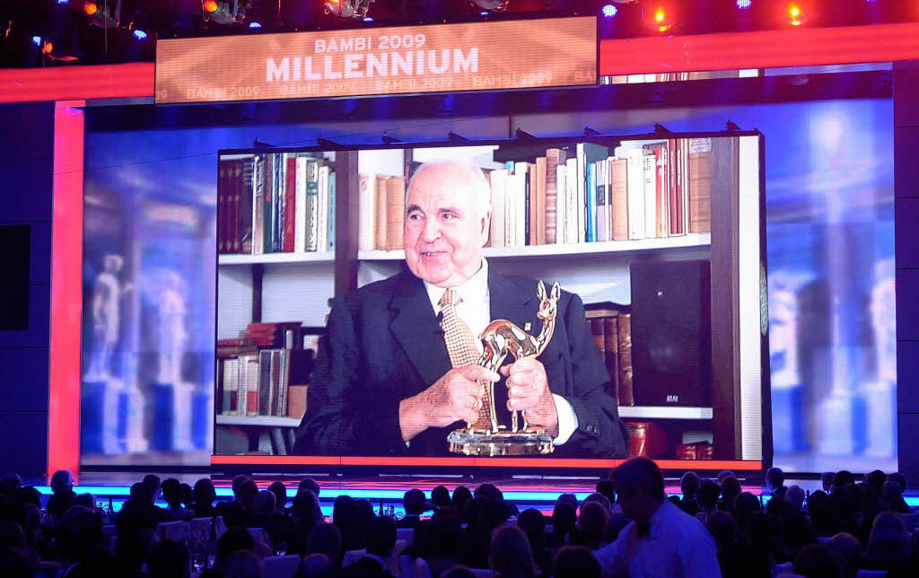Helmut Kohl wurde mit dem Millennium-Bambi ausgezeichnet. Da er aus gesundheitlichen Gruenden nicht an der Verleihung teilnehmen konnte, wurde seine Dankesrede als Videobotschaft uebertragen. Helmut Kohl wurde mit dem Millennium-Bambi ausgezeichnet. Da er aus gesundheitlichen Gruenden nicht an der Verleihung teilnehmen konnte, wurde seine Dankesrede als Videobotschaft uebertragen.