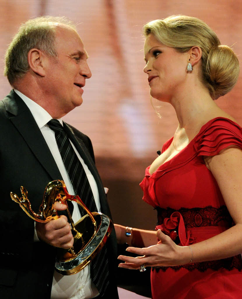 Stephanie zu Guttenberg überreicht Uli Hoeneß den Bambi. Stephanie zu Guttenberg überreicht Uli Hoeneß den Bambi.
