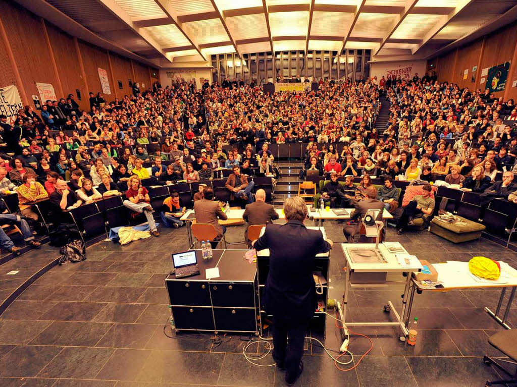 Engagierte Diskussion auf beiden Seiten: Freiburgs Uni-Rektor Hans-Jochen Schiewer und die Studenten im proppenvollen Audimax.