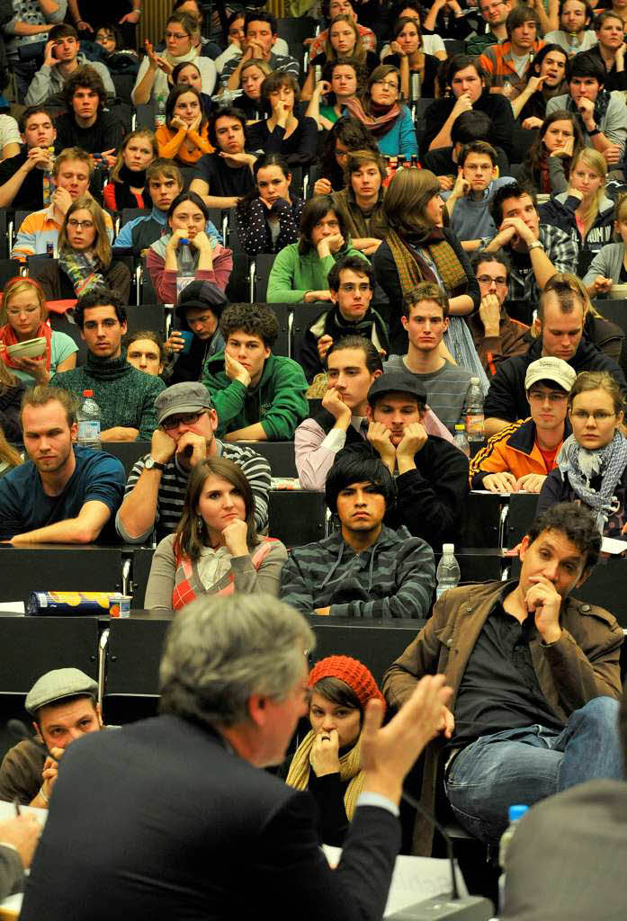 Engagierte Diskussion auf beiden Seiten: Freiburgs Uni-Rektor Hans-Jochen Schiewer und die Studenten im proppenvollen Audimax.