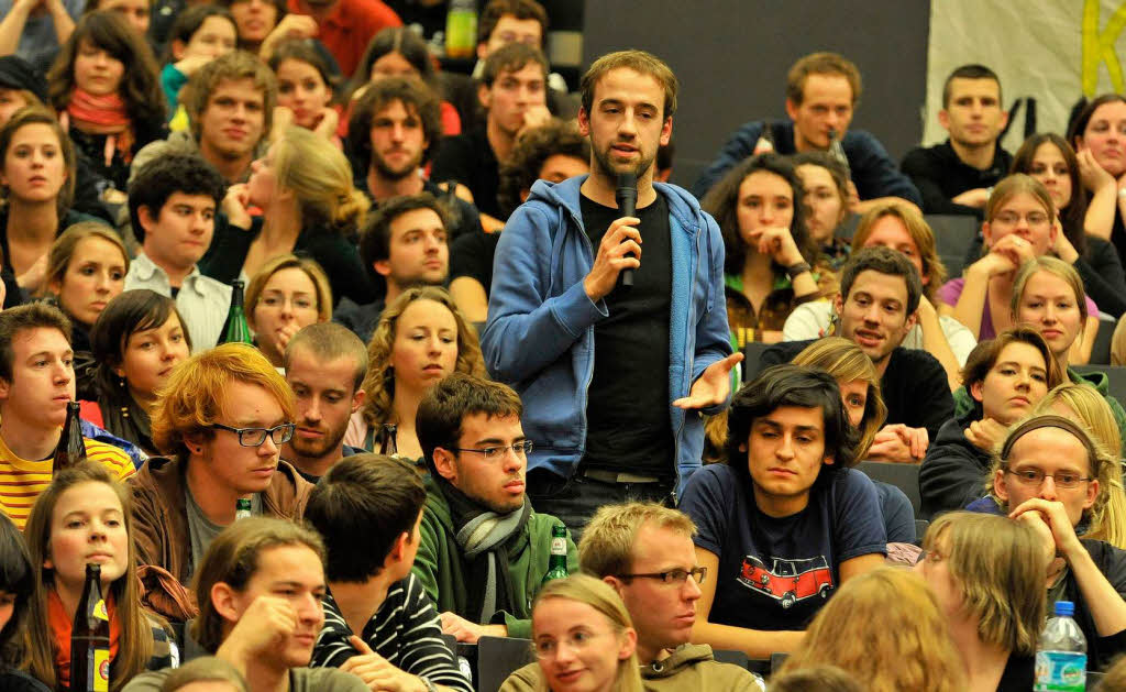 Engagierte Diskussion auf beiden Seiten: Freiburgs Uni-Rektor Hans-Jochen Schiewer und die Studenten im proppenvollen Audimax.