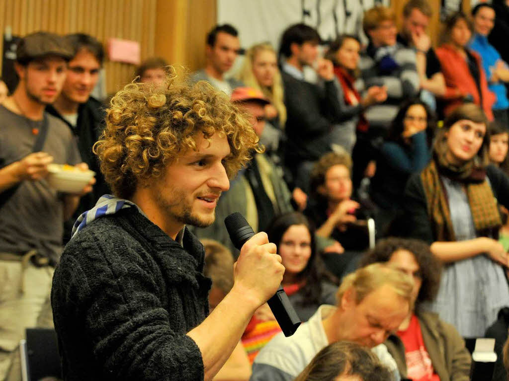 Engagierte Diskussion auf beiden Seiten: Freiburgs Uni-Rektor Hans-Jochen Schiewer und die Studenten im proppenvollen Audimax.