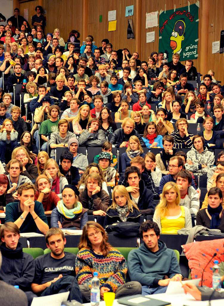 Engagierte Diskussion auf beiden Seiten: Freiburgs Uni-Rektor Hans-Jochen Schiewer und die Studenten im proppenvollen Audimax.