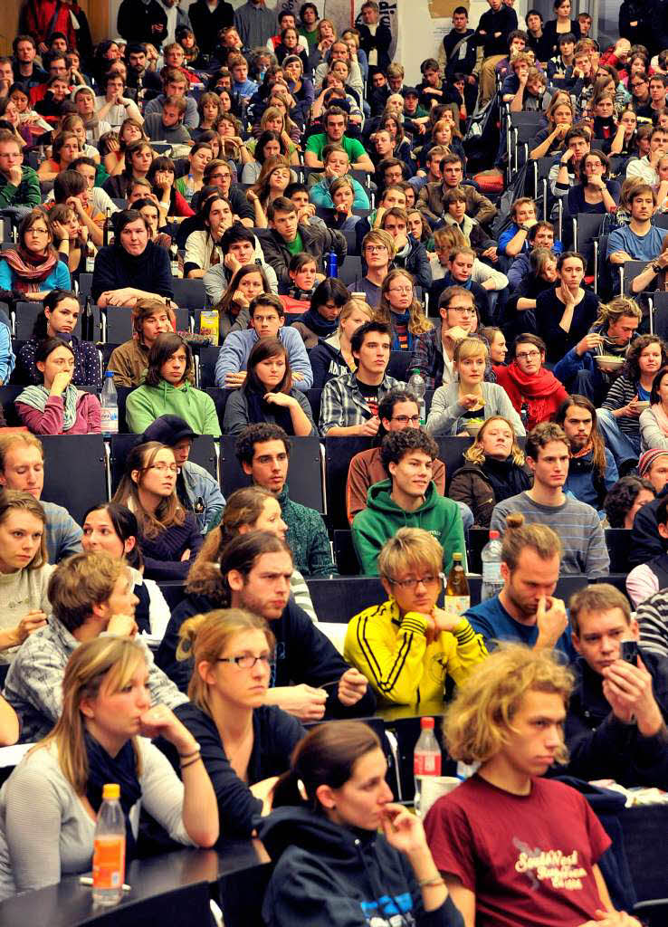 Engagierte Diskussion auf beiden Seiten: Freiburgs Uni-Rektor Hans-Jochen Schiewer und die Studenten im proppenvollen Audimax.