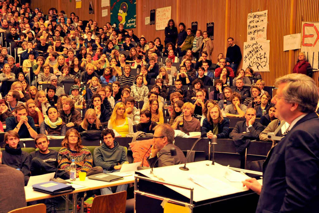 Engagierte Diskussion auf beiden Seiten: Freiburgs Uni-Rektor Hans-Jochen Schiewer und die Studenten im proppenvollen Audimax.