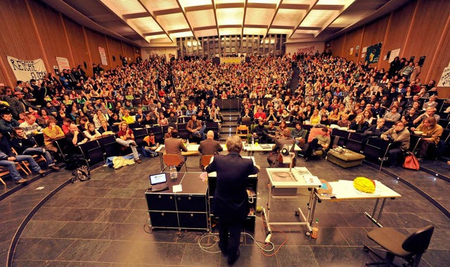 Volles Haus: Freiburgs Uni-Rektor Hans...i der Diskussion mit den Studierenden.  | Foto: Michael Bamberger