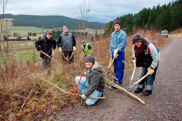 Die sechs Jungs an ihrem Projekt-Einsatzort am Gutachtalweg.  | Foto: Peter Stellmach