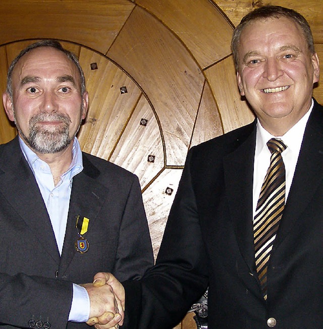 Arbeitsjubilar  Gerhard Kleiser (links) und Geschftsfhrer Bernd Angst    | Foto: liane schilling