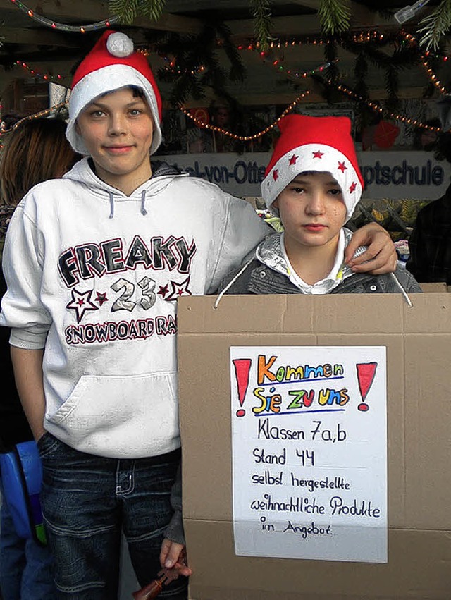 Mit Tafeln warben die Schler auf dem  Weihnachtsmarkt fr ihre Produkte.  | Foto: Schule