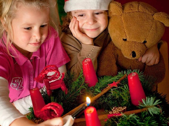 Hier knnt ihr einen traditionellen Adventskranz sehen.  | Foto: dpa-Zentralbild