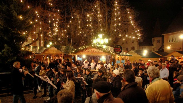 Mit weihnachtlichen Liedern erffneten... Weihnachtsmarkt auf dem Lindenplatz.   | Foto: Lauber