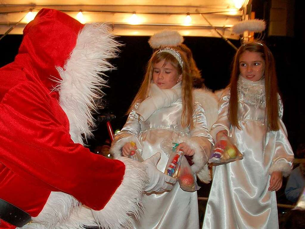 Die Engelchen halfen dem Nikolaus beim Verteilen der Krabbelscke